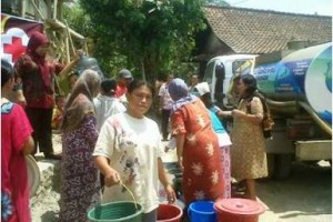 Sejumlah warga Cilayung saat menerima bantuan air bersih dari PDAM Kuningan.